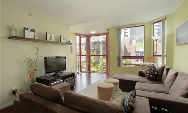 Photo - 811 Helmcken St