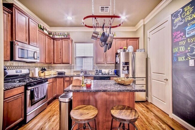 Photo - 2821 Sherwin St