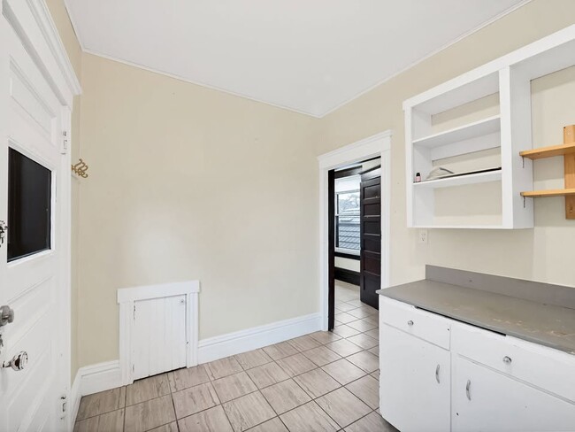 Photo - 305 Charlton Ave W Unit 2