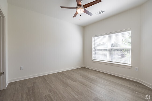 2BR, 2BA - 974SF