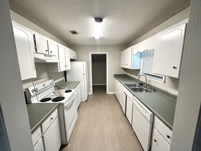 Photo - 730 Dover Ln