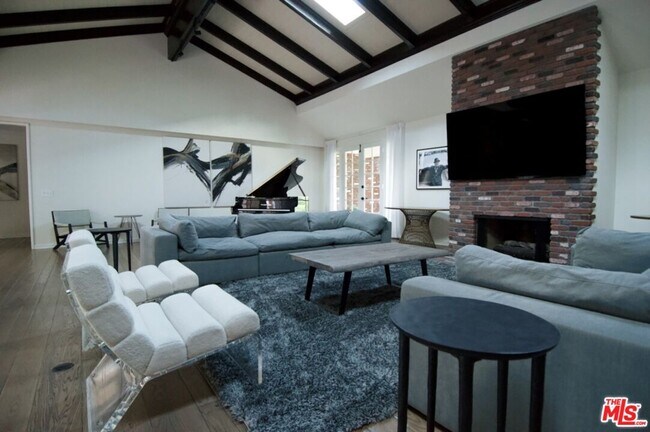 Photo - 1121 N Beverly Dr