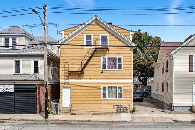 Building Photo - 555 Branch Ave Unit 3