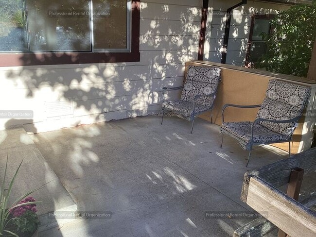 Photo - Spacious & cheerfully bright large single-...