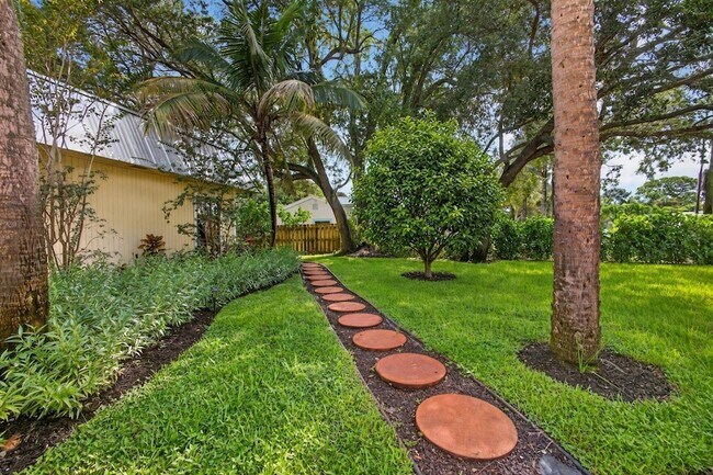 2425 Niki Jo Ln