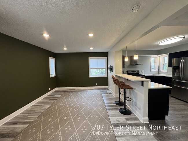 Photo - 707 Tyler St NE