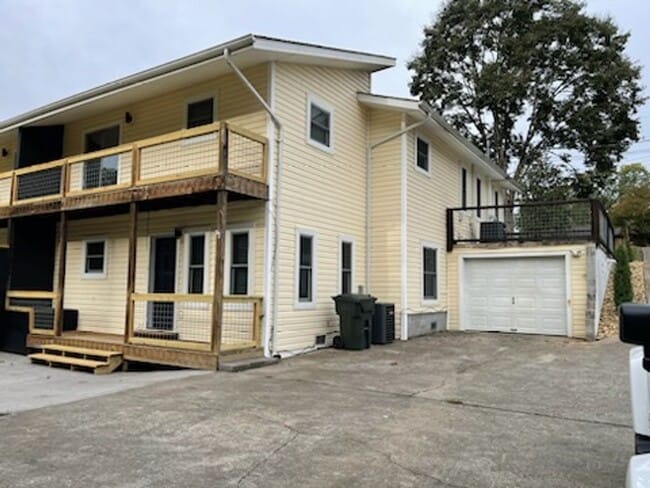 Building Photo - 1419-1423 1425 Unit 2-1421 Shannon Circle