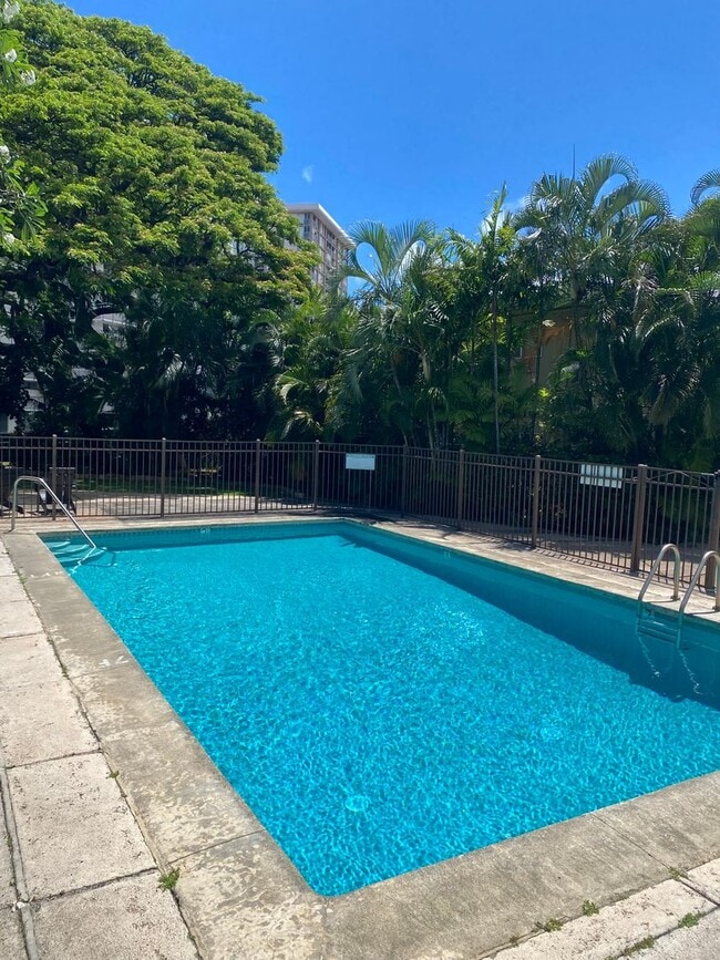 Building Photo - 1700 Makiki St Unit 118