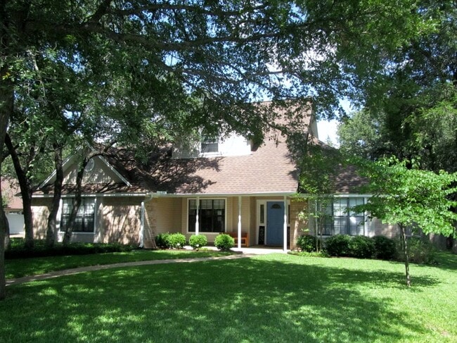 Building Photo - LARGE 4 BEDROOM NEAR LAKE