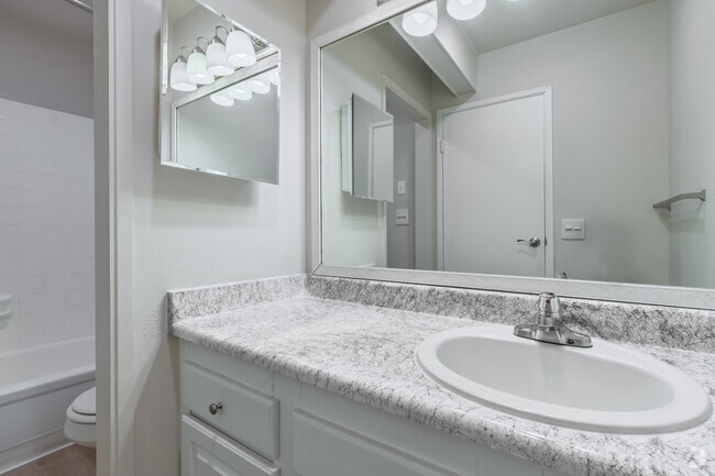 3 habitaciones, 1,5 baños - 1130 pies cuadrados - Baño - Trailwood Apartment Homes