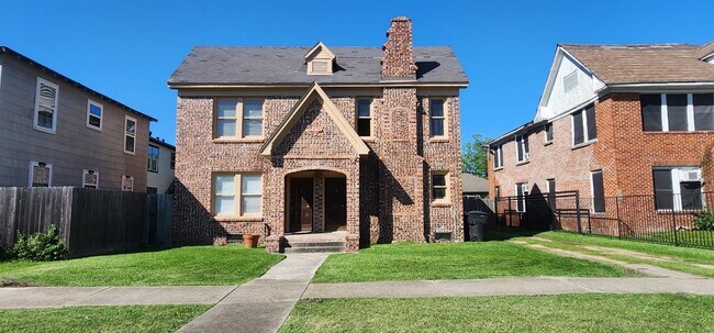 Building Photo - 2805 Cleburne St