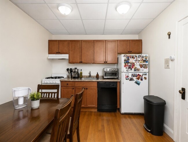Building Photo - 31 College Ave Unit 6