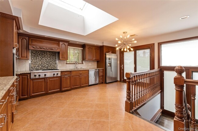 655 Diane Pl