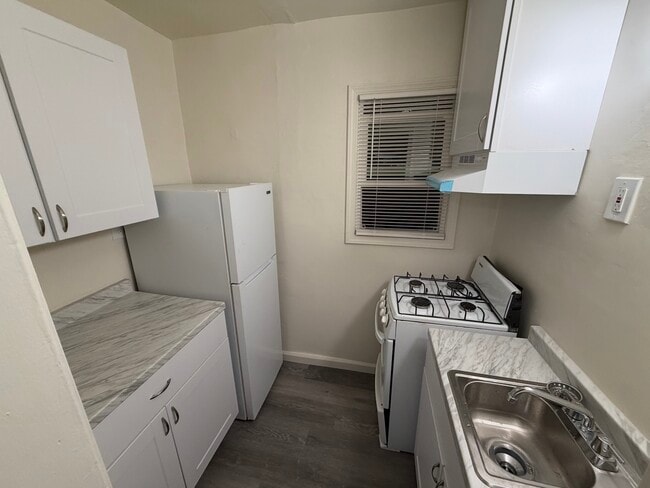 Building Photo - 826 E Rte 66 Unit H