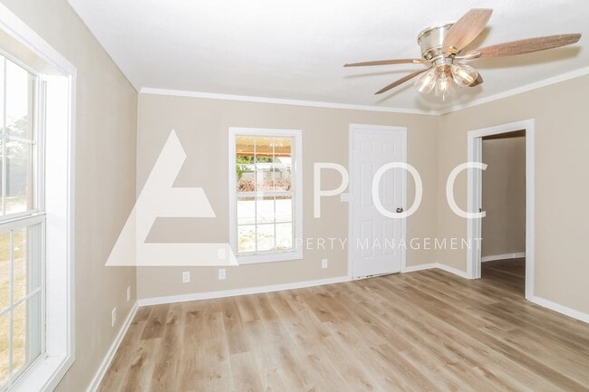 Photo - 635 E 3rd St