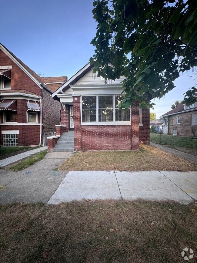 Building Photo - 4 Bed 1.5 Bath - Single Family Home locate...