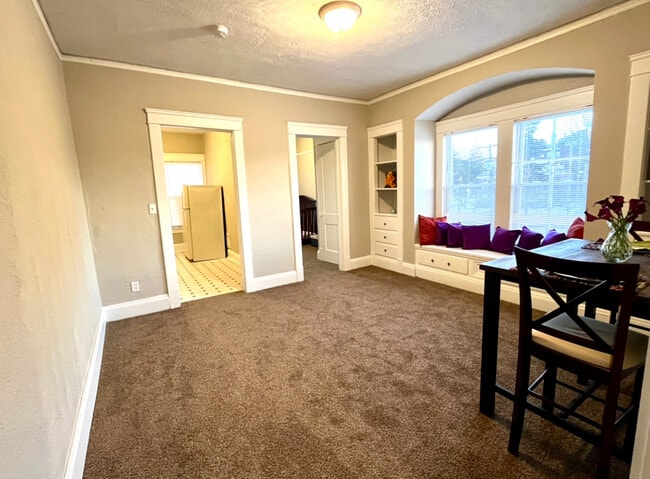 Large Family Room - 603 E 109th St Unit 3