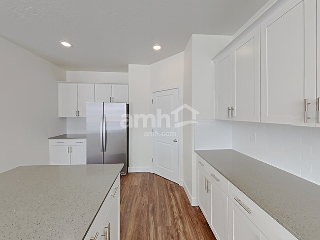 Photo - 2388 Frontier St