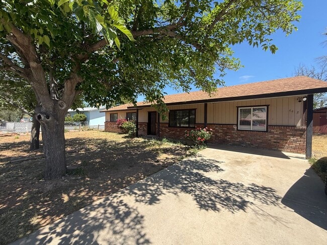 Building Photo - 4 bedroom 2 bath-contact Property Pros for more information