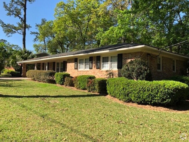 Building Photo - Good looking Brick Ranch House 3 bed 2 bath