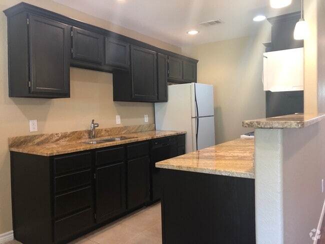 Building Photo - 4 Bedroom / 2 Bath / 2 Car Garage Rental