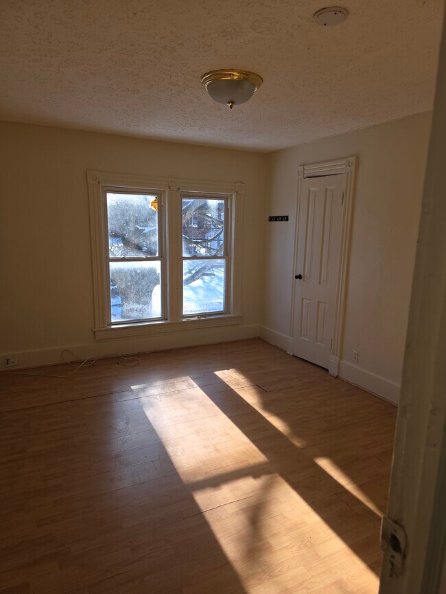 Photo - 934 W 11th St