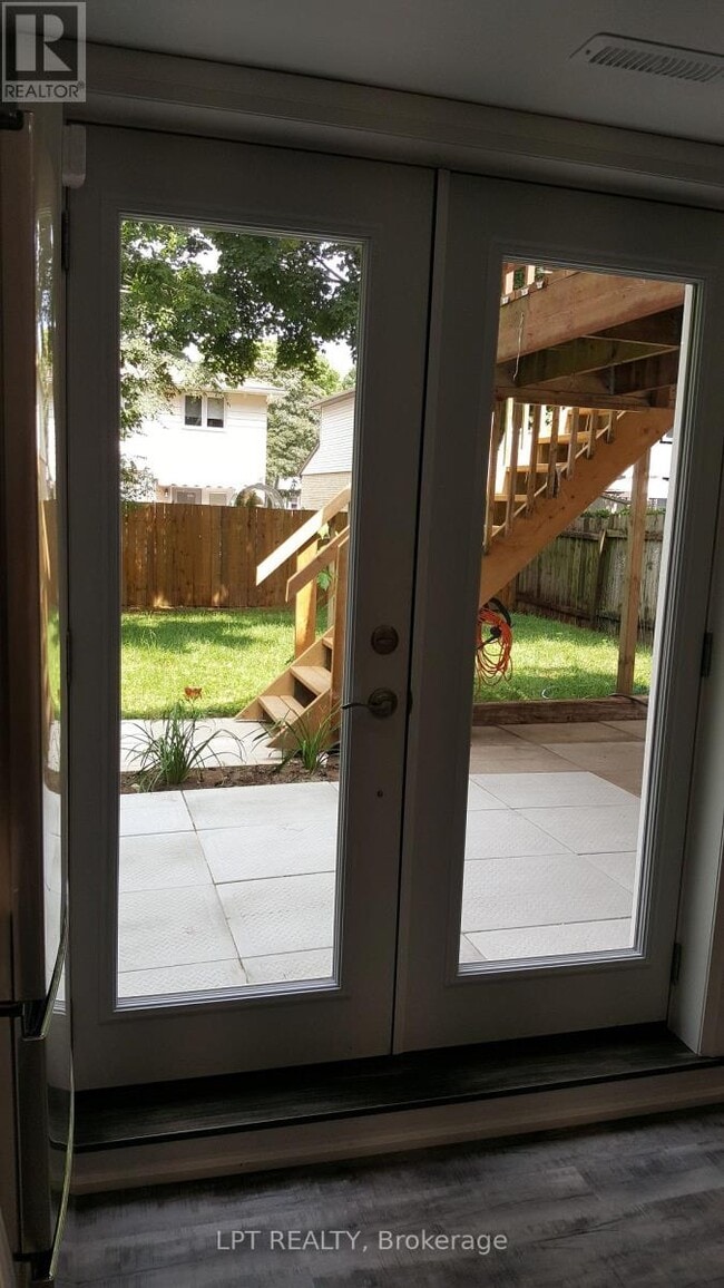 Photo - 70 Chaucer Crescent