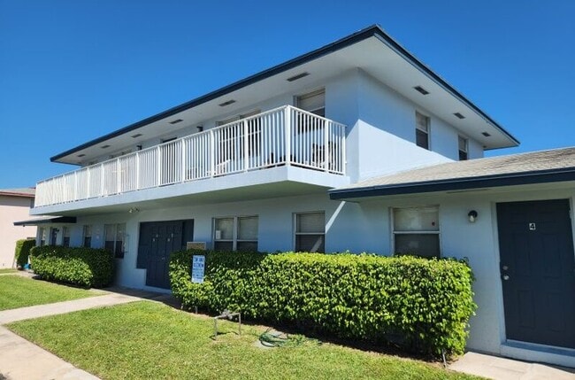 Building Photo - 1110 W Blue Heron Blvd Rental