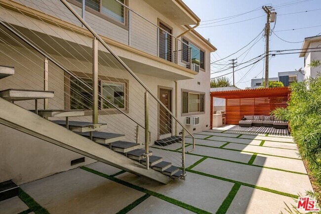 Building Photo - 1553 S Saltair Ave Unit 202 Rental