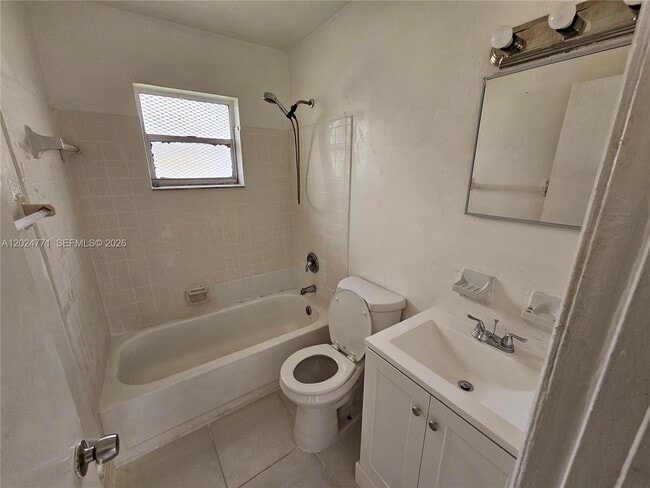 Building Photo - 2435 NW 8th Pl Unit 2
