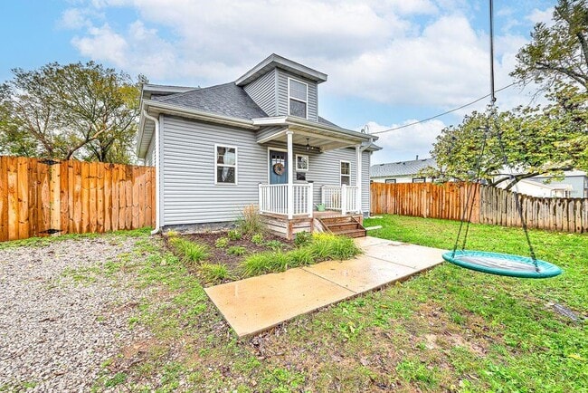 Photo - 983 N Main St