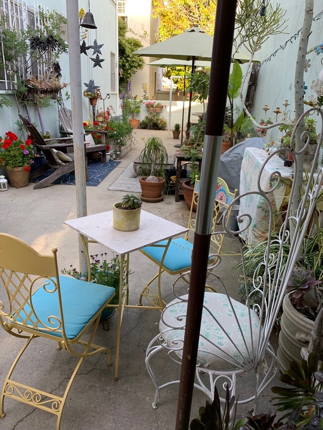 Building Photo - 11664 Chandler Blvd Unit 11664A Rental