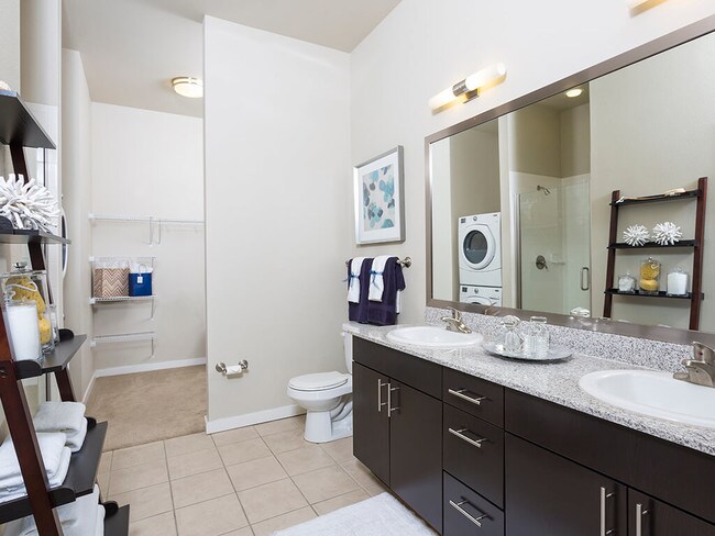 Tocadores con dos lavabos en apartamentos seleccionados - The Douglas Apartments