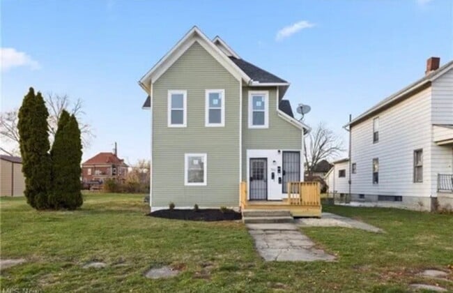 Building Photo - 316 W 10th St Unit 316 W 10th St 2