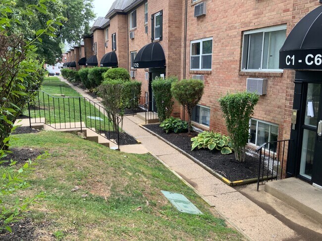 Welcome to Renshaw Apartments, where well-maintained landscaping complements charming brick architecture. Enjoy easy access to beautiful pathways and inviting outdoor spaces. Explore the community today and elevate your living experience! - Renshaw Apartments