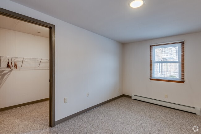 2 BR, 1 BA - 876SF - Oak Meadow