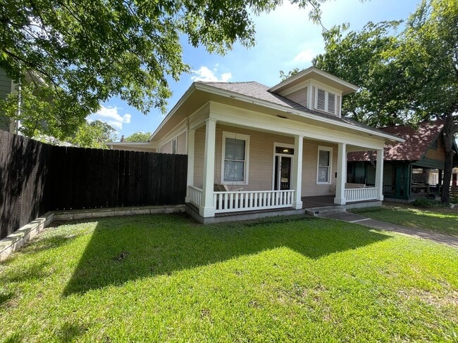 Photo - 305 W 38th St