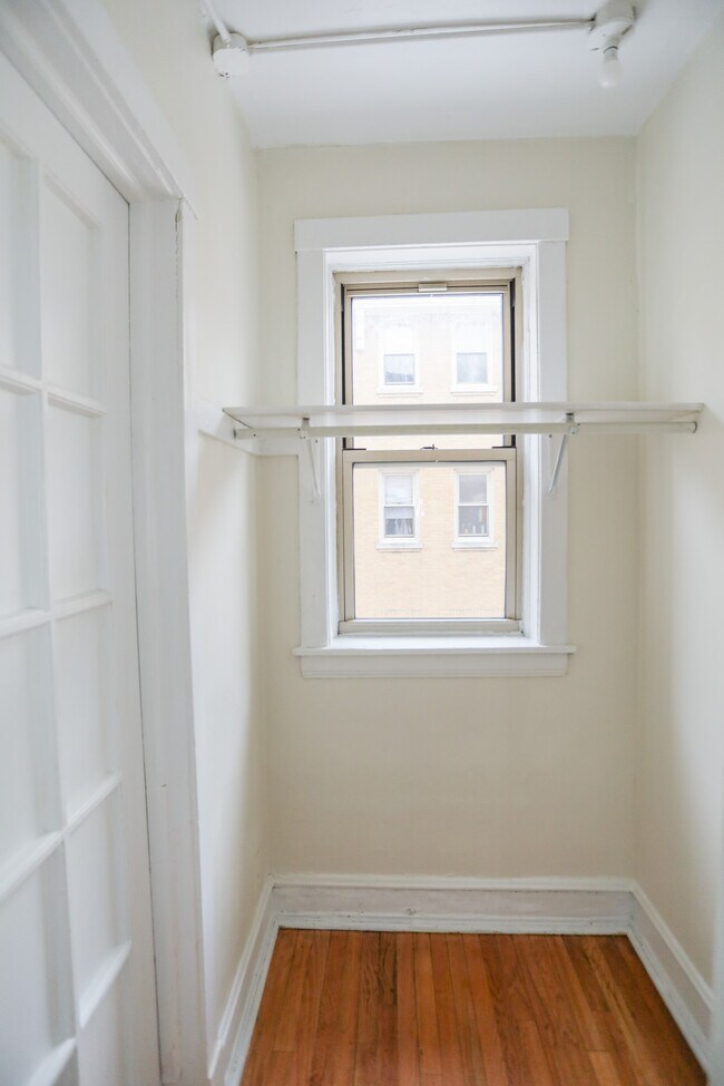 1365 W Greenleaf Ave Unit 1D