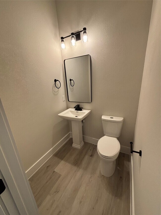 Photo - 108 E 44th St