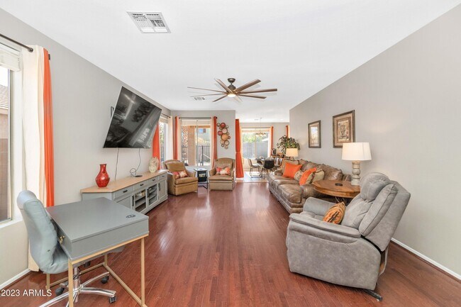 303 N Kimberlee Way