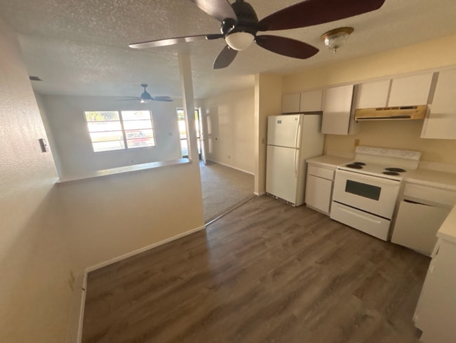 Photo - 15696 Bolesta Rd Unidad Apt B