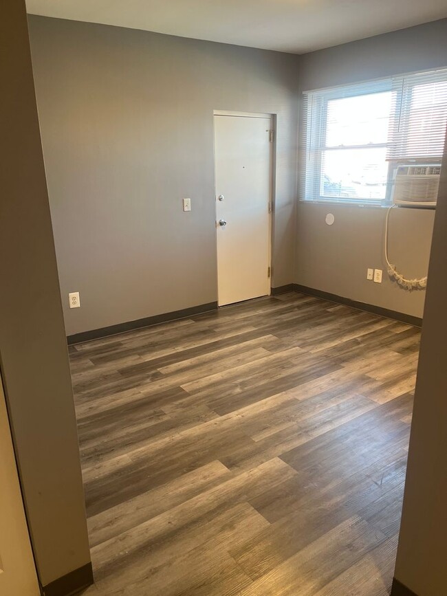 Building Photo - Now Leasing! Unit Apt 824G