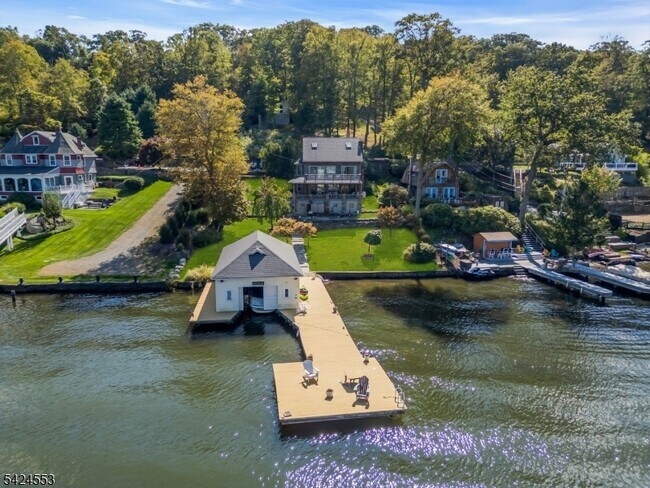 363 Lakeside Blvd