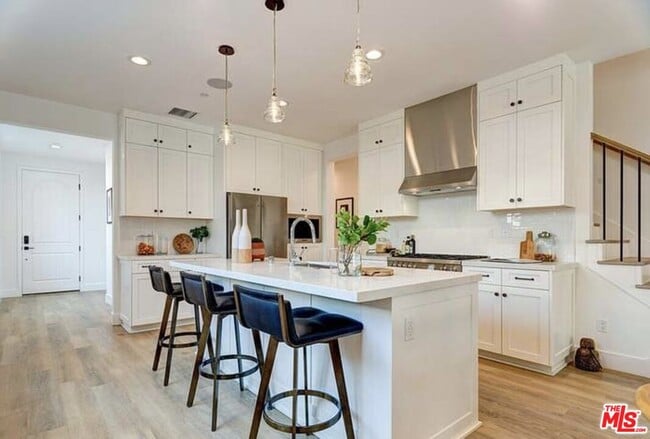 Photo - 1651 S Hayworth Ave