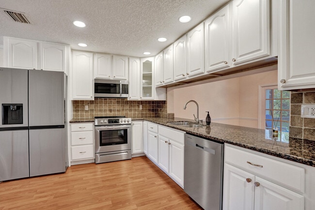 Photo - 635 Northshore Dr
