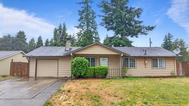 Charming 3BR Home with Massive Fenced in Yard - Charming 3BR Home with Massive Fenced in Yard