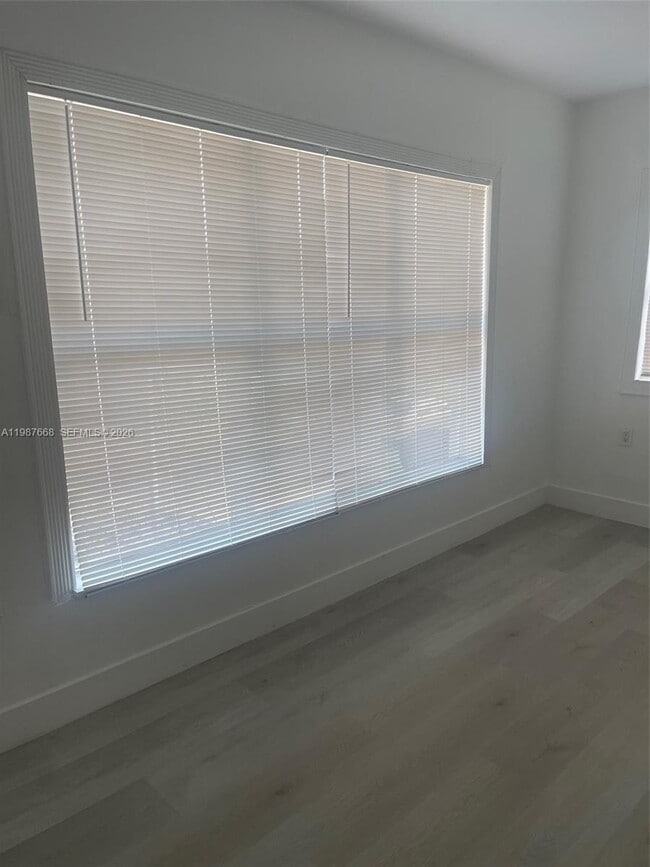 Building Photo - 1552 SW 2nd St Unit 12