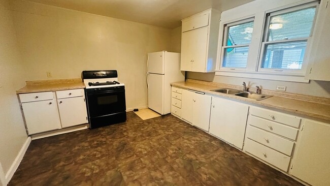 Photo - 4 bedroom 2 bathroom with garage and fence...