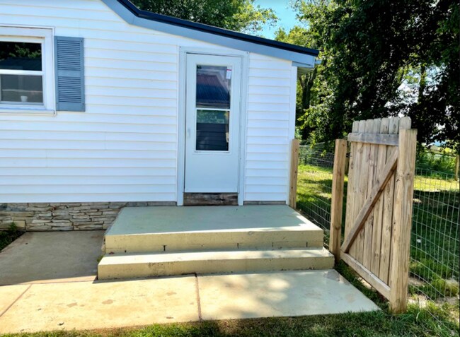 Photo - AVAILABLE NOW. 2 bed/1 bath SINGLE FAMILY HOME with fenced yard!