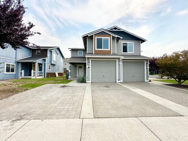 Building Photo - Updated Townhouse in Ellenbsurg Unit A